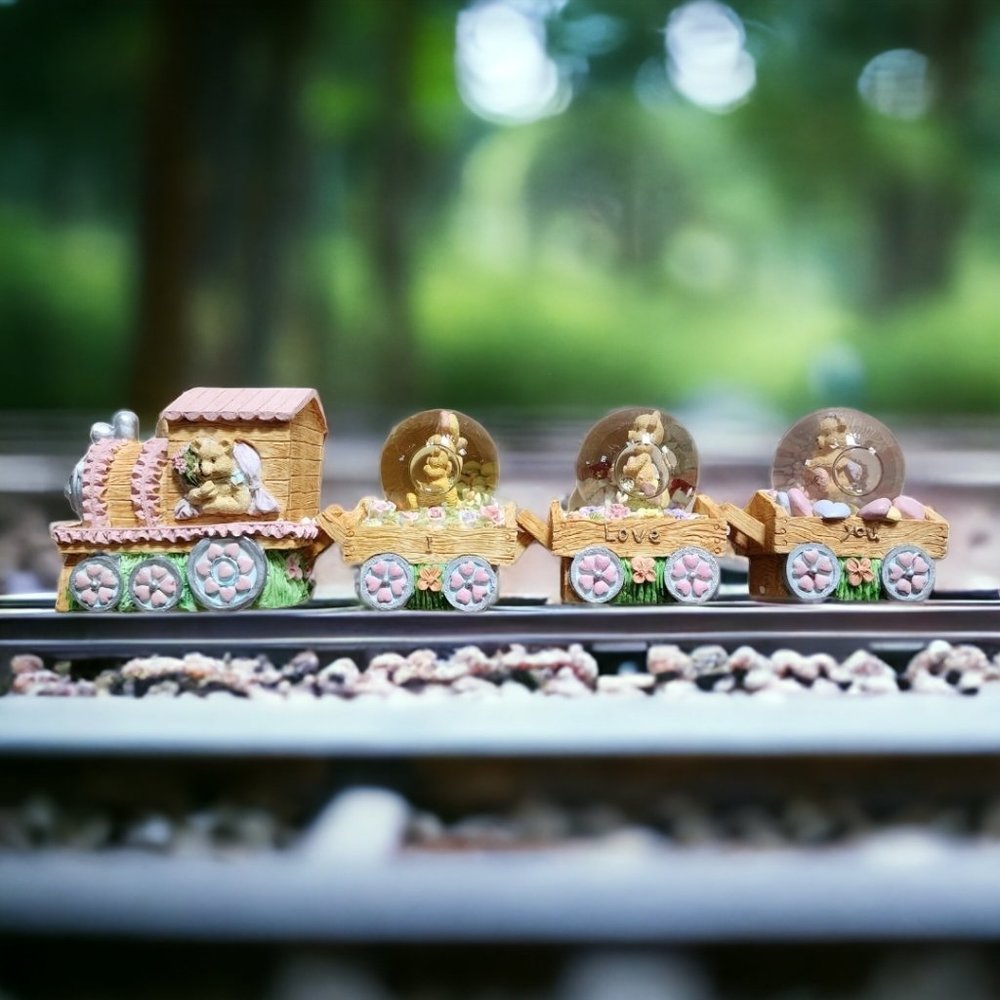 ABC DISTRIBUTING VALENTINE Waterball Snowglobe Train